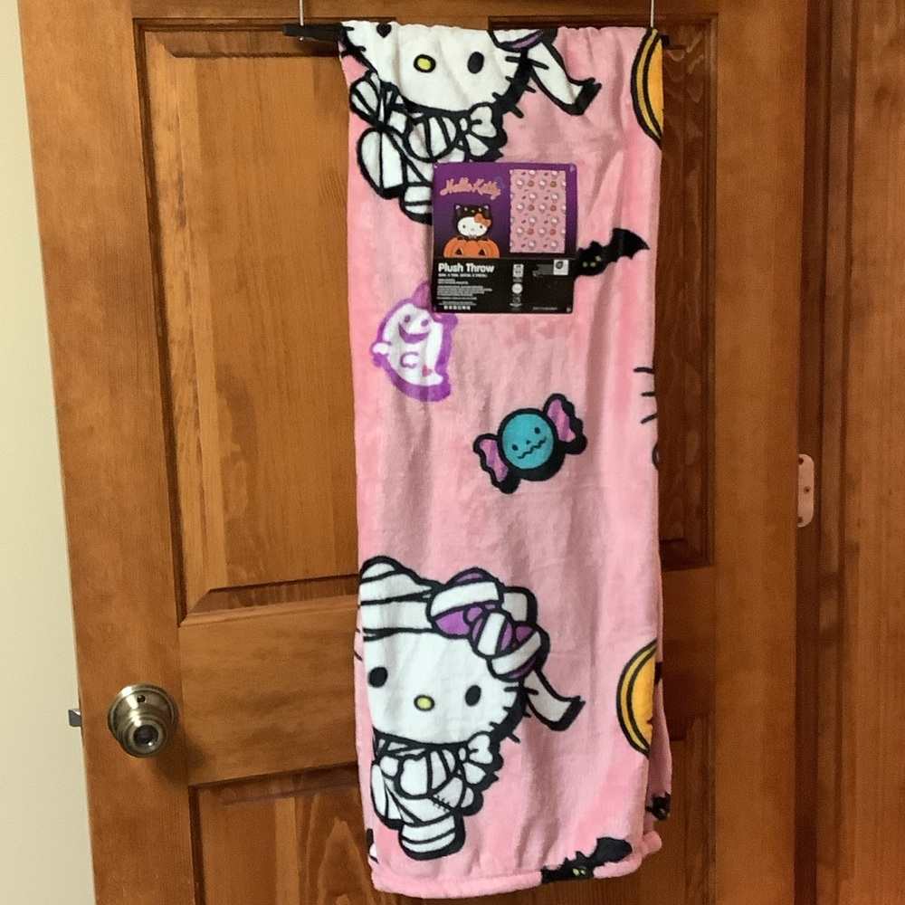 Hello Kitty Halloween Plush Blanket - Picture 1 of 4
